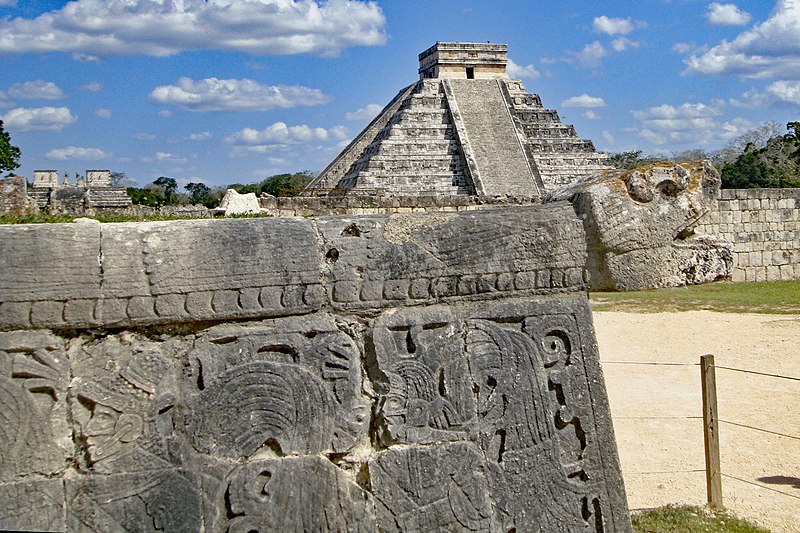 Ein Krieger-Relief und die Maya-Pyramide von Chichén Itzá