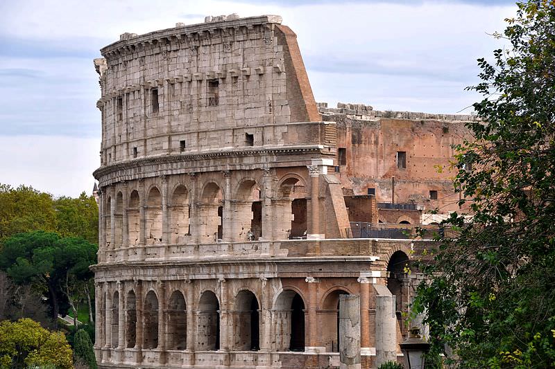 Das Kolosseum von Rom vom Palatin gesehen, ikonisches Wahrzeichen